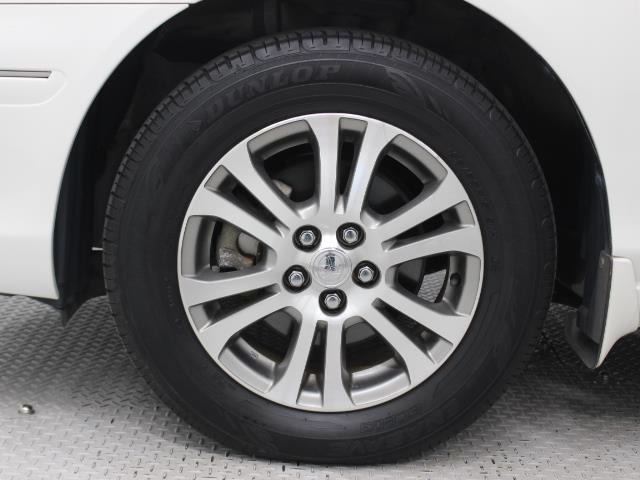 純正アルミホイールは精度が高く、走行の安定性が優れています。タイヤサイズ195/65R15