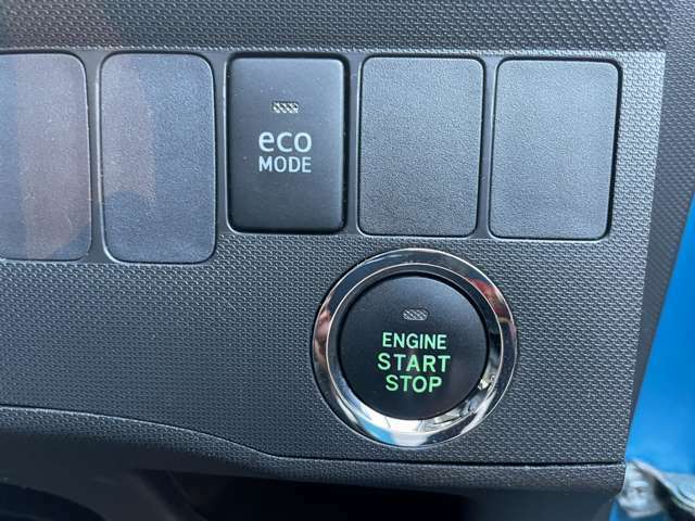 プッシュスタートとなっておりますので押していただくだけでエンジンの始動が可能となっております♪また、スマートキーとなっておりますので鍵の開閉もとても楽に行える車両となっております♪