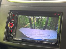 【バックカメラ】駐車時に後方がリアルタイム映像で確認できます。大型商業施設や立体駐車場での駐車時や、夜間のバック時に大活躍！運転スキルに関わらず、今や必須となった装備のひとつです！