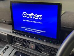 【純正ナビ】人気の純正ナビを装備しております。ナビの使いやすさはもちろん、オーディオ機能も充実！キャンプや旅行はもちろん、通勤や買い物など普段のドライブも楽しくなるはず♪