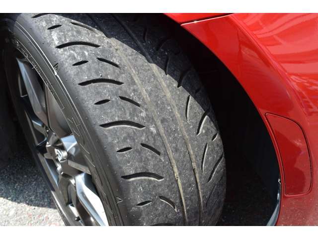 タイヤは195/50-16　2021年製ダンロップが装着。タイヤの山は4～5部山程になります。