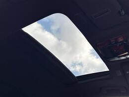 大人気メーカーオプションのムーンルーフ装備☆