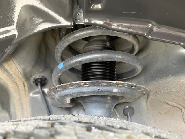 お車を安心してお乗りいただく為には、足回りの定期点検が欠かせません。サービスサポート（有償保証）では無料点検もご提供しており、安心のカーライフをお過ごしいただけるサポート体制が整っています。