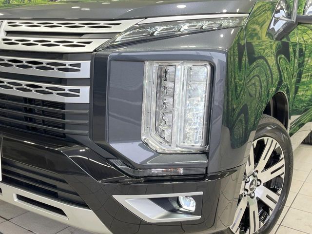 【LEDヘッドライト】悪天候や夜間走行時も良好な視界を確保し安心して運転できる高輝度LEDヘッドライトを装備！点灯速度が早く、消費電力も抑えられています。