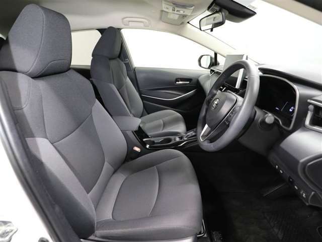 ゆったり室内で運転もしやすいです♪使い勝手の良い配置も考えられています！！