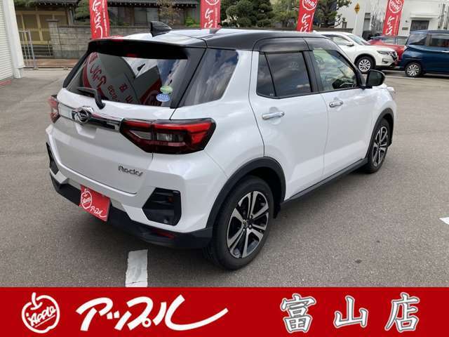 当社の在庫車はそのほとんどがお客様からの買取車両です。そして、1台1台、丁寧に清掃をし、次のお客様が気持ちよくお乗りいただけるように仕上げ作業を行います。