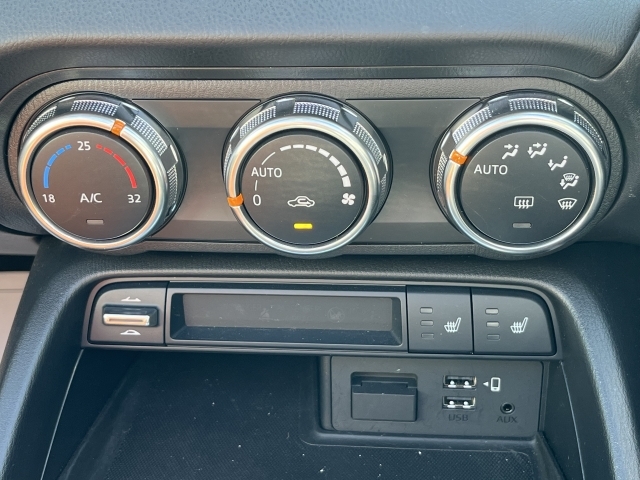 車内温度を設定すれば温度・風量と自動に設定してくれるオートエアコンはとても便利な装備ですね♪