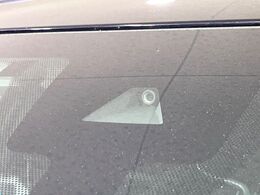 【インテリジェントエマージェンシーブレーキ】フロントカメラで前方の車両や歩行者を検知。衝突しそうな時は衝突被害軽減ブレーキが作動、衝突回避をサポート。より安全にドライブをお楽しみいただけます。