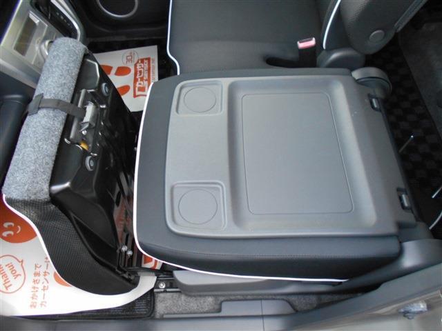 助手席シートの背面を可倒すれば長尺も積めます。またテーブルにも利用できます。