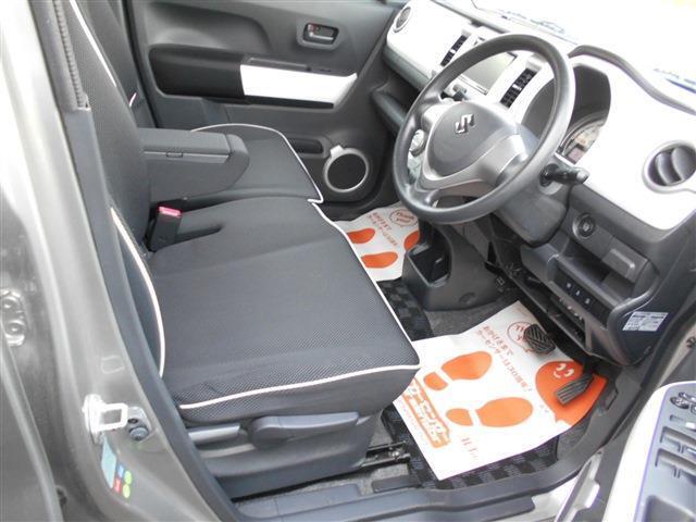 肘掛け付きベンチシート　運転席は上下アジャスター付き