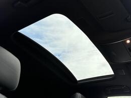 大人気メーカーオプションのムーンルーフ装備☆高級車やSUV車など幅広く好まれるメーカーオプション装備の一つ☆車内に自然光の明るさを取り入れることができ、とても暖かく春先などには重宝します☆