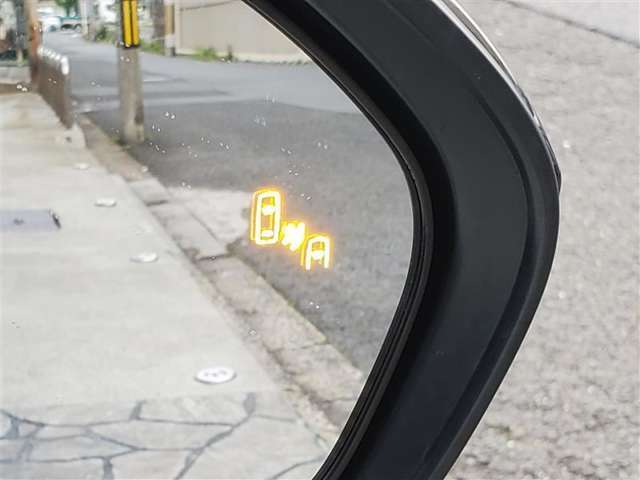 {ブラインドスポットモニター｝隣の車線を走る車両をレーダーで検知し、ドアミラーに搭載されたLEDインジケーターが点灯し注意を喚起してくれます。