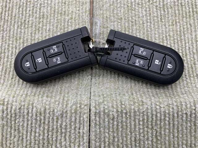 手荷物が多いときでも、スマートキーをバッグやポケットに携帯していれば、キーを取り出すことなくドアの解錠・施錠ができます