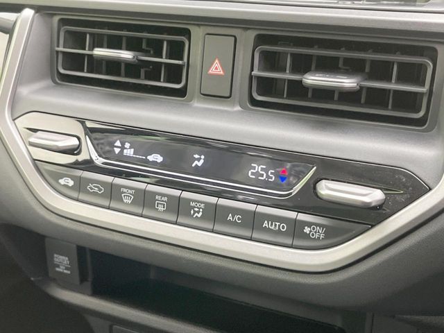 【オートエアコン】一度お好みの温度に設定すれば、車内の温度を検知し風量や温度を自動で調整。暑い…寒い…と何度もスイッチ操作をする必要はありません。快適な車内空間には必須の機能ですね♪