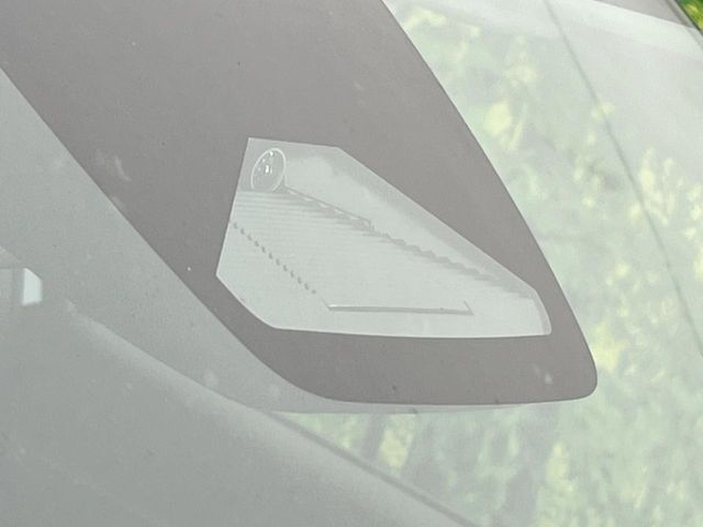 【ホンダセンシング】走行中に前方の車両等を認識し、衝突しそうな時は警報とブレーキで衝突回避と被害軽減をアシスト。より安全にドライブをお楽しみいただけます。