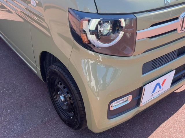 【LEDヘッドライト】悪天候や夜間走行時も良好な視界を確保し安心して運転できる高輝度LEDヘッドライトを装備！点灯速度が早く、消費電力も抑えられています。