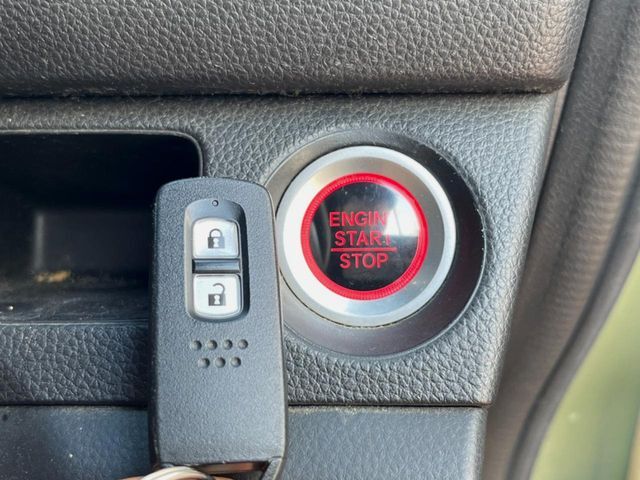 【Hondaスマートキー】カバンやポケットに入れたままでもドアの施錠・解錠が可能なスマートキーを装備。エンジンのオン・オフ時もカギを取り出す必要が無いからとっても便利です♪