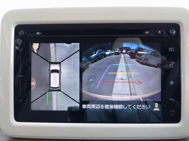 クルマを上から見下ろした状態で表示する全方位モニター付き。