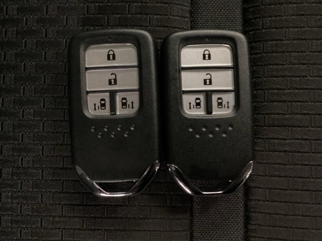 スマートキー付きですからドアロックの開閉およびエンジンスタートが楽々です。電動スライドドアの開け閉めもボタンで操作できます。スペアキーも同じものを用意しております。