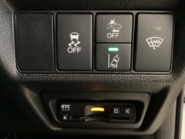 Hondaセンシング用の、VSA（ABS＋TCS＋横滑り抑制）解除とレーンキープアシストシステムのメインスイッチなどはハンドルの右側に装備しています。その下にETCがついています。