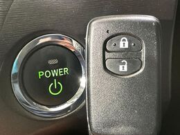 【スマートキー】カバンやポケットに入れたままでもドアの施錠・解錠が可能なスマートキーを装備。エンジンのオン・オフ時もカギを取り出す必要が無いからとっても便利です♪