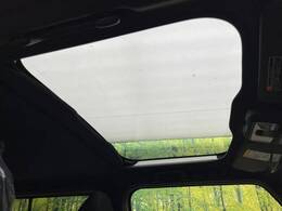 【ガラスルーフ】ガラスルーフ搭載で車内の解放感が一気にアップ！開放的なドライブをお楽しみいただけます。