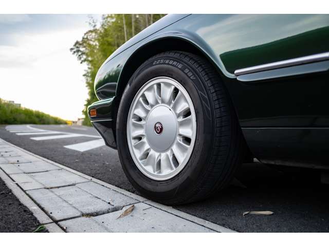 純正タービンホイールのデザインが秀逸です。この車両に関してはメッキではなくアルミ地の方がジェントルで非常に似合っています。