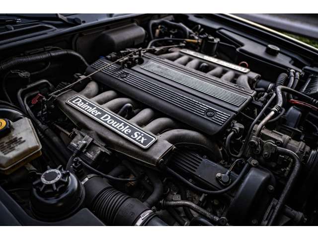 ダブルシックスは車名の通り直列6気筒×2機のV型12気筒エンジンです。スーパーカーのような派手さは有りませんが、静かに滑らかにグングン加速していきます。一度味わうと病みつきになります。