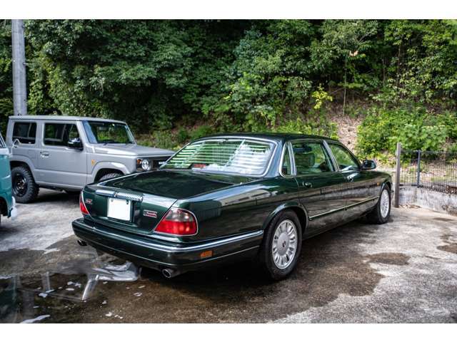 X305のダブルシックスです。BMWを得意とする弊社ですが、実は一番好きなのは’70～’90年代のジャガー、デイムラーです。以前X305のXJ12を所有しており、現在はシリーズ3のダブルシックを所有しています。