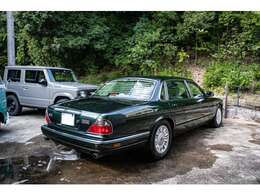 X305のダブルシックスです。BMWを得意とする弊社ですが、実は一番好きなのは’70～’90年代のジャガー、デイムラーです。以前X305のXJ12を所有しており、現在はシリーズ3のダブルシックを所有しています。