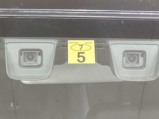 【デュアルカメラブレーキサポート】走行中に前方の車両等を認識し、衝突しそうな時は警報とブレーキで衝突回避と被害軽減をアシスト。より安全にドライブをお楽しみいただけます。