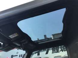 開放感アリアリ　大型ガラスサンルーフ/