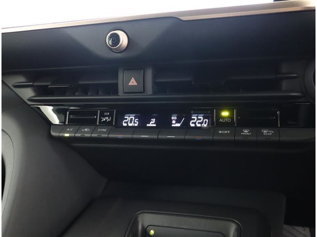 オートエアコン付きなので、一度温度を設定すれば自動的に過ごし易い温度に調整してくれますよ。車内をいつでも快適空間にしてくれます♪
