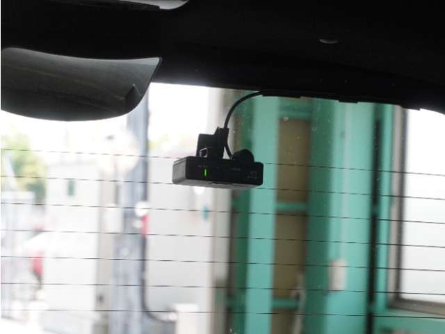 この車にはリアにもドライブレコーダーを装備しております◆映像・音声などを記録する自動車用の装置です。　もしもの事故の際の記録はもちろん、旅行の際の思い出としてドライブの映像を楽しむことができます。