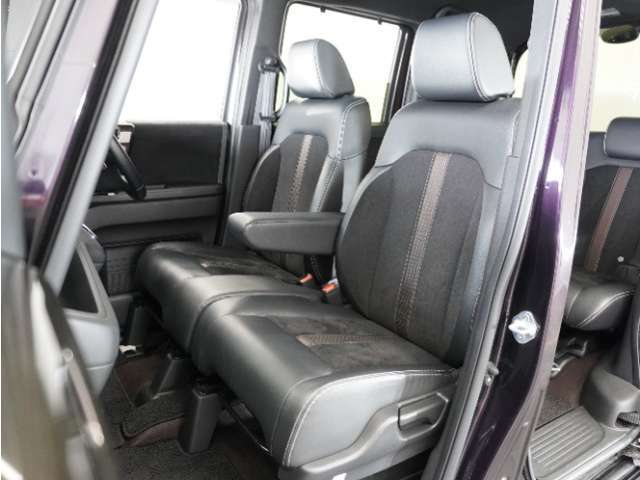 運転席と助手席は足元が繋がっているので自由に行き来しやすいので駐車場が狭いときでも助手席側からスムーズに乗り降りできて便利！