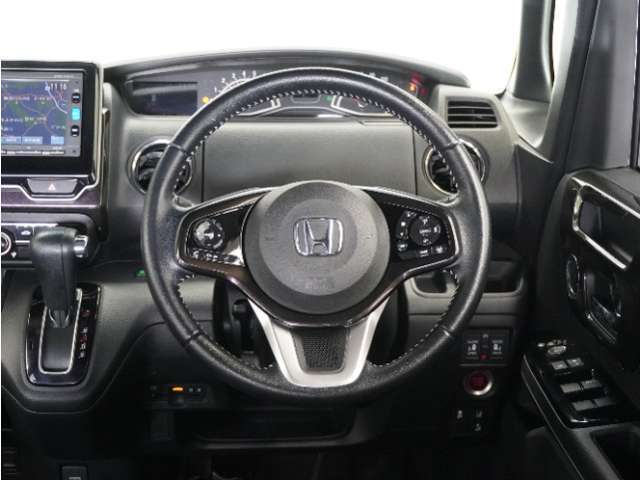 【Honda SENSING】 カメラ等装置で精度の高い検知能力を発揮、安全運転を支援します。ステアリング上のコントローラーに注目！