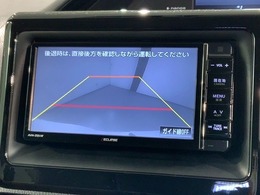 リバースギアに入れるだけで後方の表示へ切り替わります。夜間や雨の日の駐車も楽になりますよ。