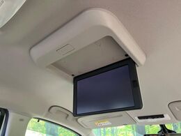 【フリップダウンモニター】大画面モニターで後席でもエンタメをお楽しみいただけます。小さなお子様にも大人気の装備です♪