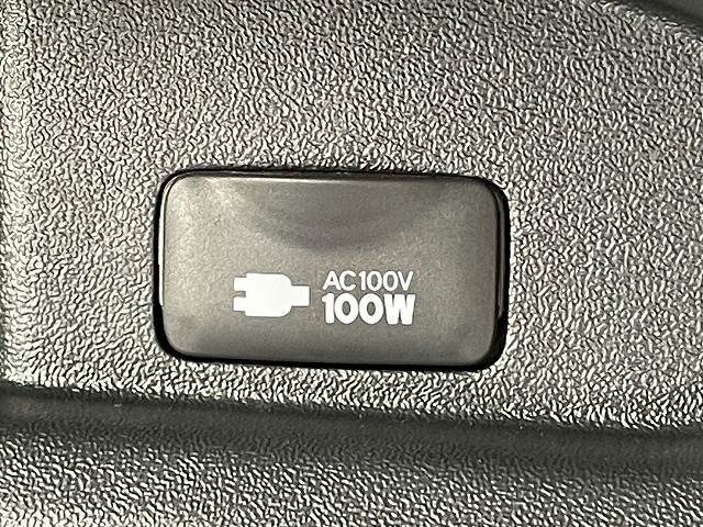メーカーOPの【AC100V電源】を装備。携帯やノートパソコンの充電など家庭用電化製品を車の中で思う存分お楽しみいただけます。