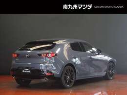 【MAZDA3】光の映り込みだけで、「面のうつろい」を表現し、見る場所、時間、天気によりさまざまな表情を見せ、見るたびに「このクルマにして良かった」と思っていただける車です。洗車も楽しくなります。