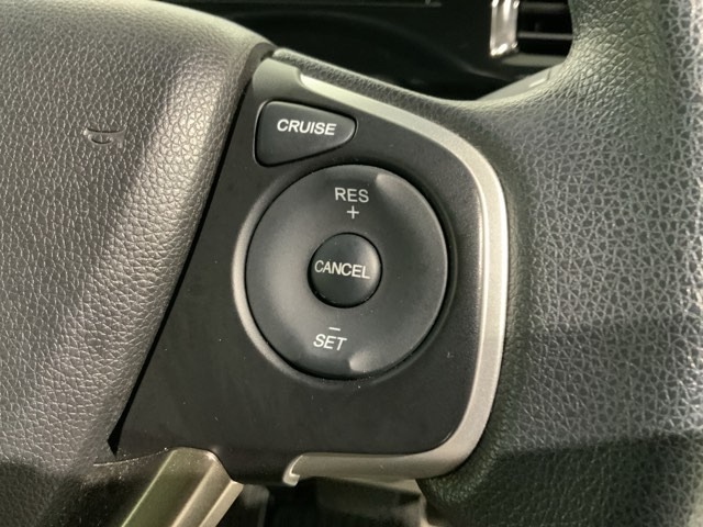 クルーズコントロールを装備しています。高速道路などで一定の速度で走ってくれるので運転が楽ですよ！速度を設定できますので、スピードの出しすぎにも注意できます。