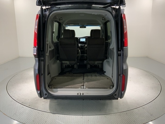 3列目シートを格納すればラゲッジスペースを更に広く使えます。