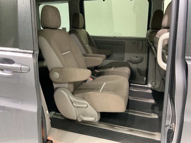2列目セパレートシートです。左右シートが離れているので開放感が高まります。前席から後席へ移動ができるウォークスルーがとても便利です。