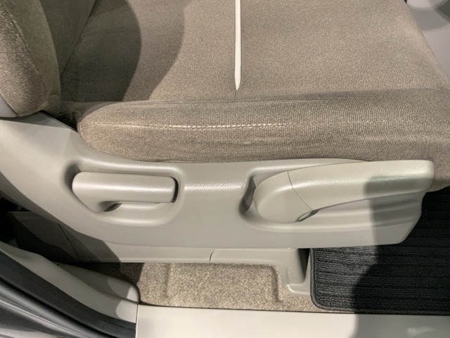 シートハイトアジャスターが付いているので運転姿勢を調整するのに便利ですね。身長に合ったシートポジションは安全運転や疲労軽減にもつながります。