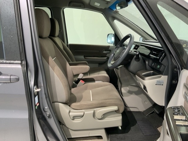 程よい硬さとホールド性が高くロングドライブも疲れにくいシートです。