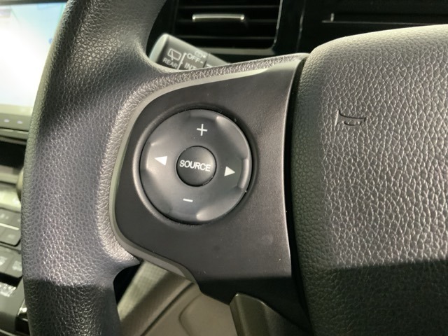 ステアリングにオーディオ操作スイッチが付いています。オーディオ画面に直接タッチしなくても操作が出来ますので、運転に集中できます。