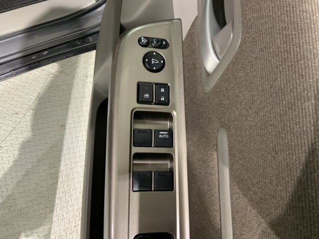 狭い駐車場で便利な電動格納ドアミラーが付いています。