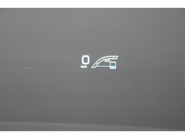 ヘッドアップディスプレイ（HUD）です。運転に必要な情報をフロントガラスの視野内に投影することで視線を外さず確認できます。視線移動や焦点調節が少なくて済むので安全性の向上に貢献します。
