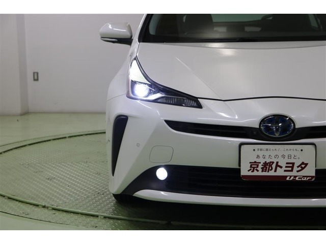 シャープなデザインのヘッドライトは環境に優しく経済的なLED。前方の明るさを感知し、自動で切替わるオートハイビームを搭載しているので、面倒なライトの切替えは不要です。