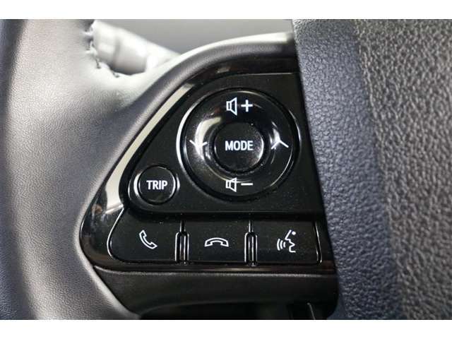 ステアリングスイッチでハンズフリー電話や音声認識、オーディオ操作やマルチインフォメーションディスプレイ内の表示切替えなどが出来ます。走行中に視線を逸らさず出来る手元操作は安全運転につながります。